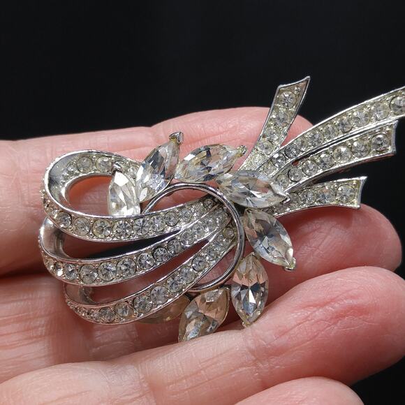 Vintage Lisner Clear Rhinestone Floral Ribbon Brooch, Rhodium Plated, 1960s - Picture 10 of 10